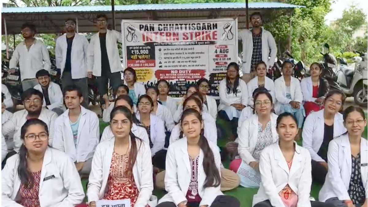 स्टाइपेंड बढ़ाने मेडिकल कॉलेज के इंटर्न डॉक्टरों ने दिया धरना, स्वास्थ्य सेवाएं हुई प्रभावित