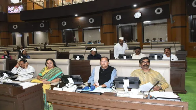 Jharkhand Assembly LIVE: हंगामे के बीच सदन की कार्यवाही 2 बजे तक स्थगित, आसन के सामने पहुंचे सत्ता-विपक्ष के विधायक