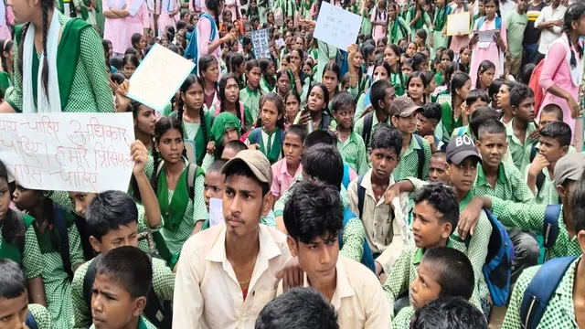 कांडी में प्रधानाध्यापक के ट्रांसफर पर बवाल : छात्रों ने सड़क जाम कर किया हंगामा, मीडिया हाउस में तोड़फोड़-आगजनी का आरोप