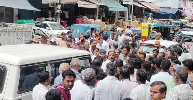 अचानक पहुंची टीम, फिर 4 घंटे का हाई-वोल्टेज ड्रामा! कानपुर में खाद्य विभाग का घेराव कर व्यापारियों ने बंद कराया बाजार