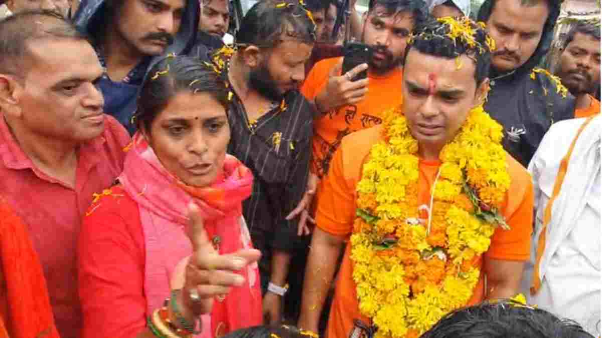 95 बच्चों की पढ़ाई पर कीचड़ का पहरा ! शिक्षिका ने कार्तिकेय चौहान से लगाई गुहार, छलक पड़े आंसू