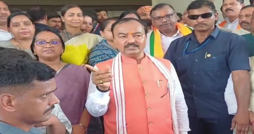 ‘इतना महंगा ई-रिक्शा कैसे?’ CDO के जवाब पर बिफरे डिप्टी CM केशव मौर्य, खुले मंच से लगाई क्लास!