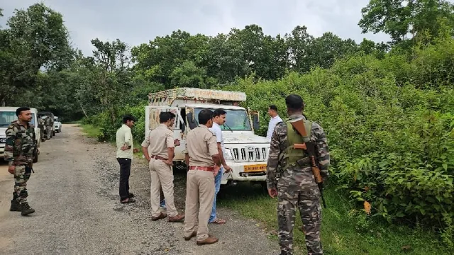 खूंटी में जंगल किनारे छोड़ी गई पिकअप से मिला करोड़ों के नेटवर्क का सुराग, 80 किलो गांजा बरामद