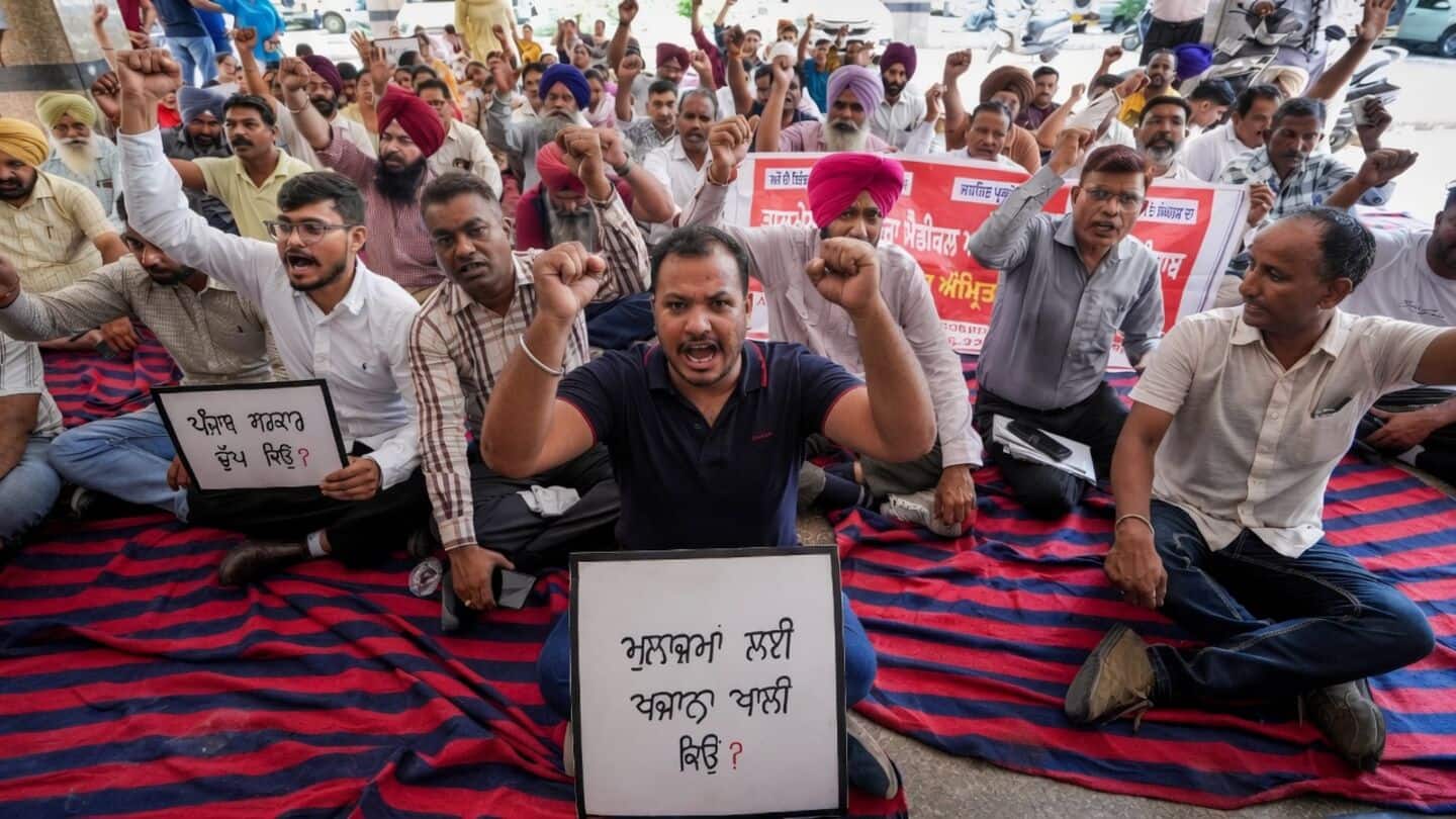 पंजाब में हड़ताल पर बैठे कर्मचारियों पर सरकार सख्त, बिना मंजूरी ड्यूटी से गायब रहने पर मिलेगा शो-कॉज नोटिस