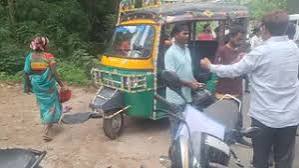 लातेहार में सड़क की ठोकर बनी मौत का कारण: अनियंत्रित ऑटो पलटा,चालक की मौके पर मौत, आधा दर्जन घायल