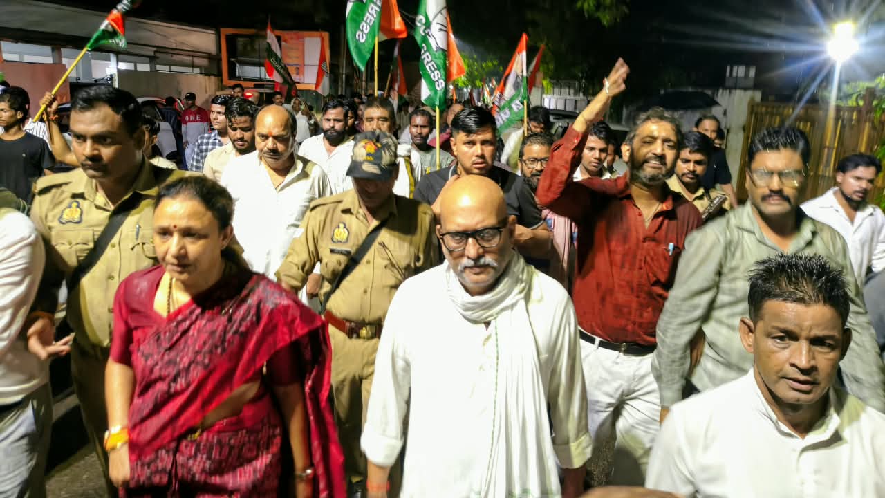 राहुल गांधी पर FIR से भड़की कांग्रेस, लखनऊ में निकाला विरोध मार्च