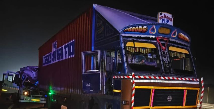 आगरा-लखनऊ एक्सप्रेसवे पर खड़े ट्रक से भिड़ी एंबुलेंस: चालक की मौके पर मौत, मरीज समेत 5 गंभीर