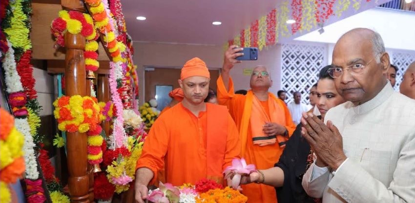 पूर्व राष्ट्रपति रामनाथ कोविंद की वृंदावन यात्रा का आखिरी दिन, निधिवन-राधारमण मंदिर में दर्शन कर लिया आशीर्वाद