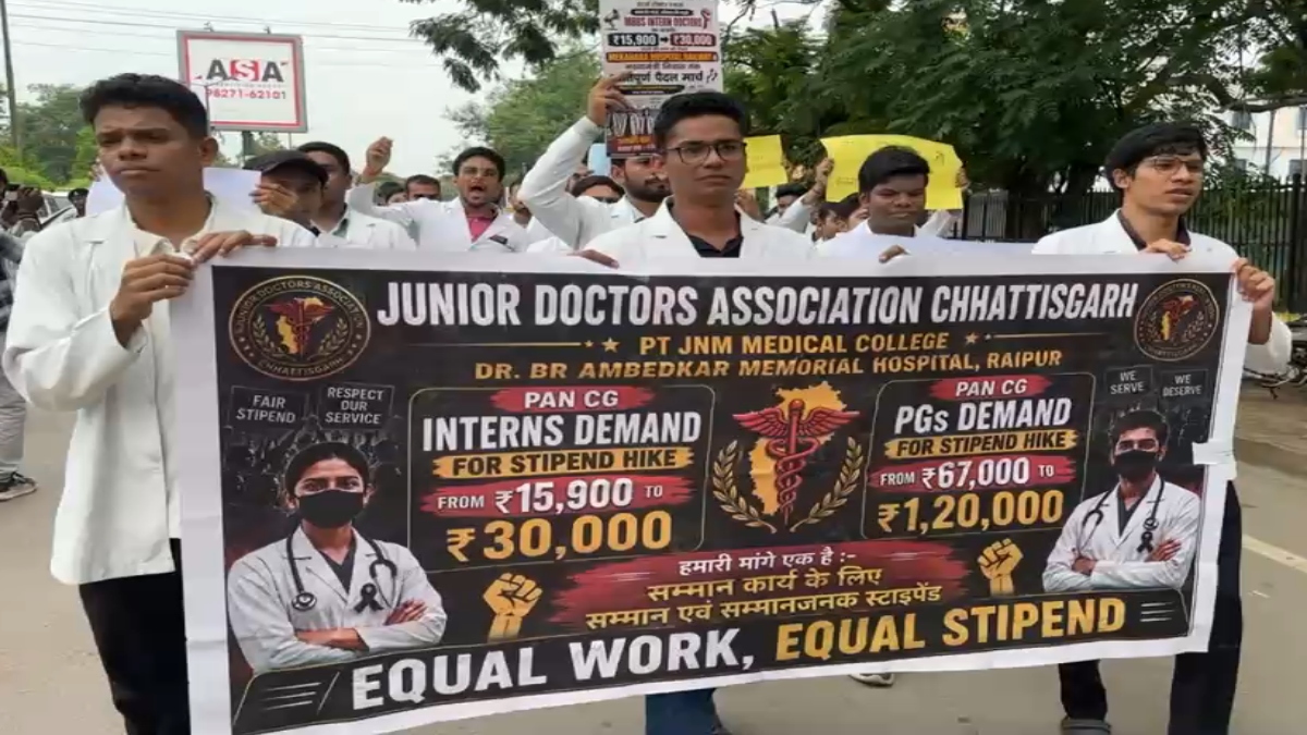 MBBS इंटर्न डॉक्टर्स का पैदल मार्च: स्टाइपेंड को बढ़ाकर 30 हजार करने की मांग को लेकर प्रदर्शन जारी
