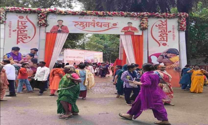 रक्षाबंधन पर ‘साड़ी’ के लिए मची ऐसी होड़, BJP के कार्यक्रम में गाड़ी के पीछे जान जोखिम में डालकर दौड़ीं महिलाएं