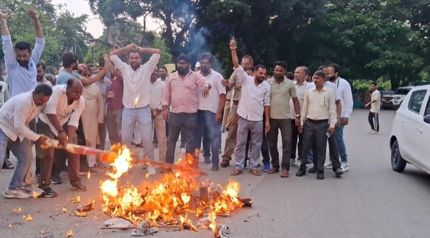 ‘चवन्नी’ विवाद ने पकड़ा तूल: मेरठ में अखिलेश यादव का पुतला फूंका, सड़क से सोशल मीडिया तक बवाल!