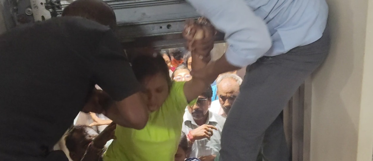 MGM में मरीजों की जान अटकी : बीच रास्ते में बंद हुई लिफ्ट, 25 लोग फंसे, 20 मिनट बाद मिली राहत