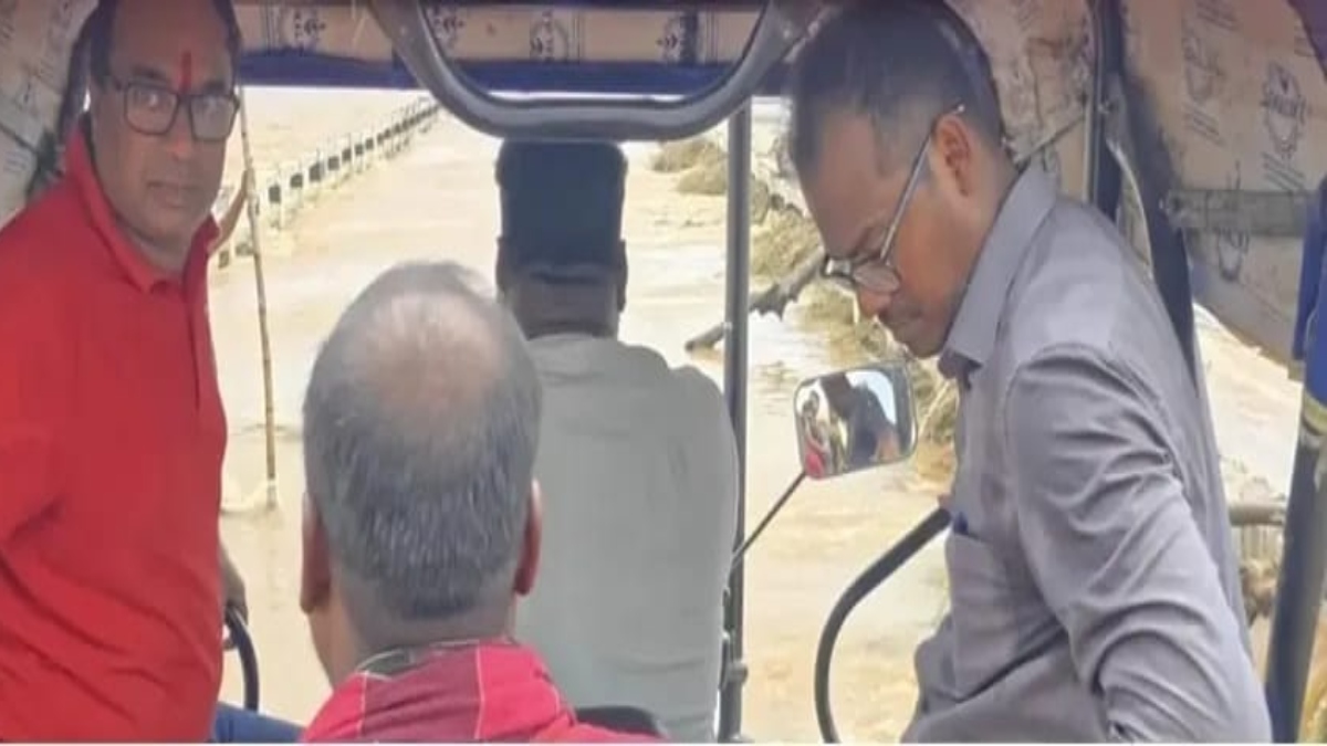 उफान पर बूढ़ाबलंग नदी: ट्रैक्टर पर सवार होकर निरीक्षण करने पहुंचे डीएम-एसपी, अधिकारियों को दिए आवश्यक निर्देश