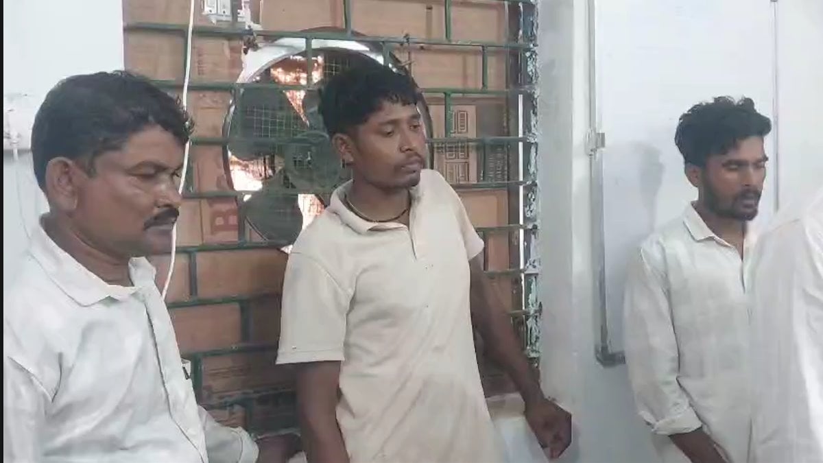 जंगल से भटककर पहुंचे सांभर का किया शिकार, मांस के साथ तीन ग्रामीणों को रंगे हाथ वन विभाग ने पकड़ा…