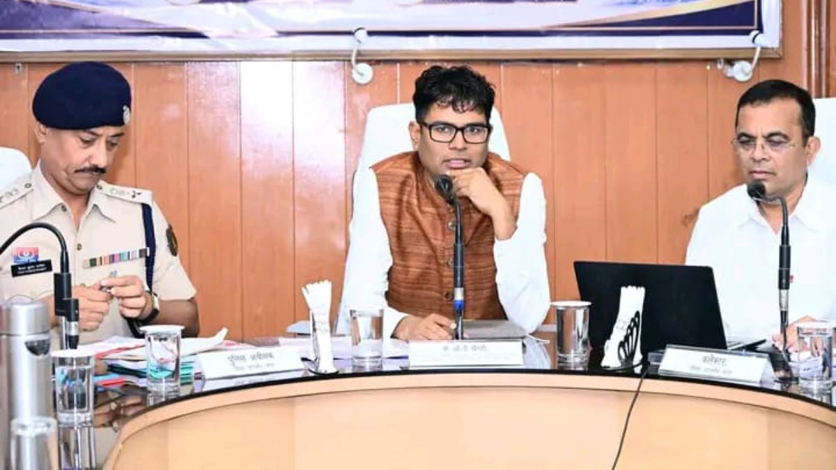 वित्त मंत्री चौधरी ने जांजगीर-चांपा में ली समीक्षा बैठक: अधिकारियों को दिए सख्त निर्देश, कहा- विकास कार्यों में गुणवत्ता से किसी भी प्रकार का समझौता नहीं, समय-सीमा में पूरा करें सभी कार्य
