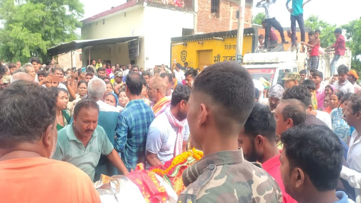 गैंगस्टर सुजीत सिन्हा का अंतिम संस्कार : कड़ी सुरक्षा के बीच एक दिन की पैरोल पर पहुंची पत्नी रिया, बेटे ने दी मुखाग्नि