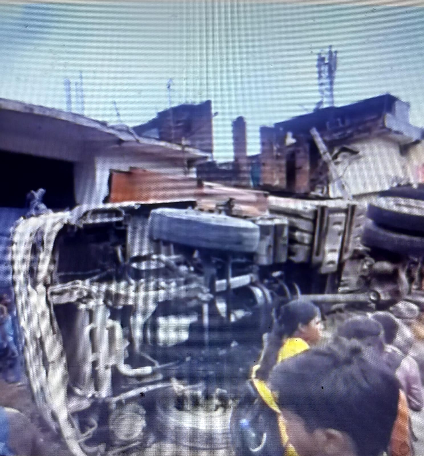 Palamu Accident: बालू अनलोड करते समय पलटा हाइवा, नीचे दबकर 32 वर्षीय युवक की मौत,डेढ़ घंटे की मशक्कत के बाद निकला शव
