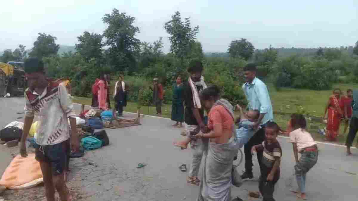पन्ना में भीषण सड़क हादसा: मैहर से लौट रहे श्रद्धालुओं की ट्रैक्टर-ट्रॉली पलटी, बच्चों महिलाओं सहित 31 घायल 