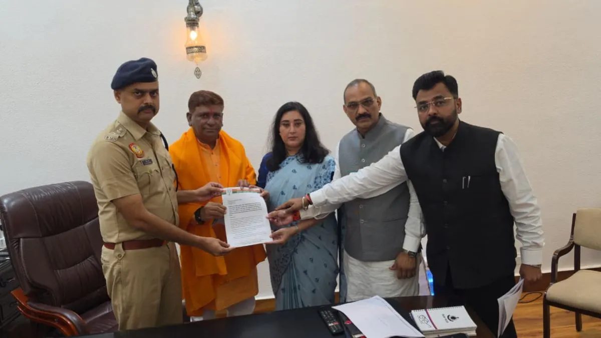 पप्पू यादव को साधु वेश में ड्रामा करना पड़ा महंगा, दिल्ली-वाराणसी में शिकायत और FIR दर्ज