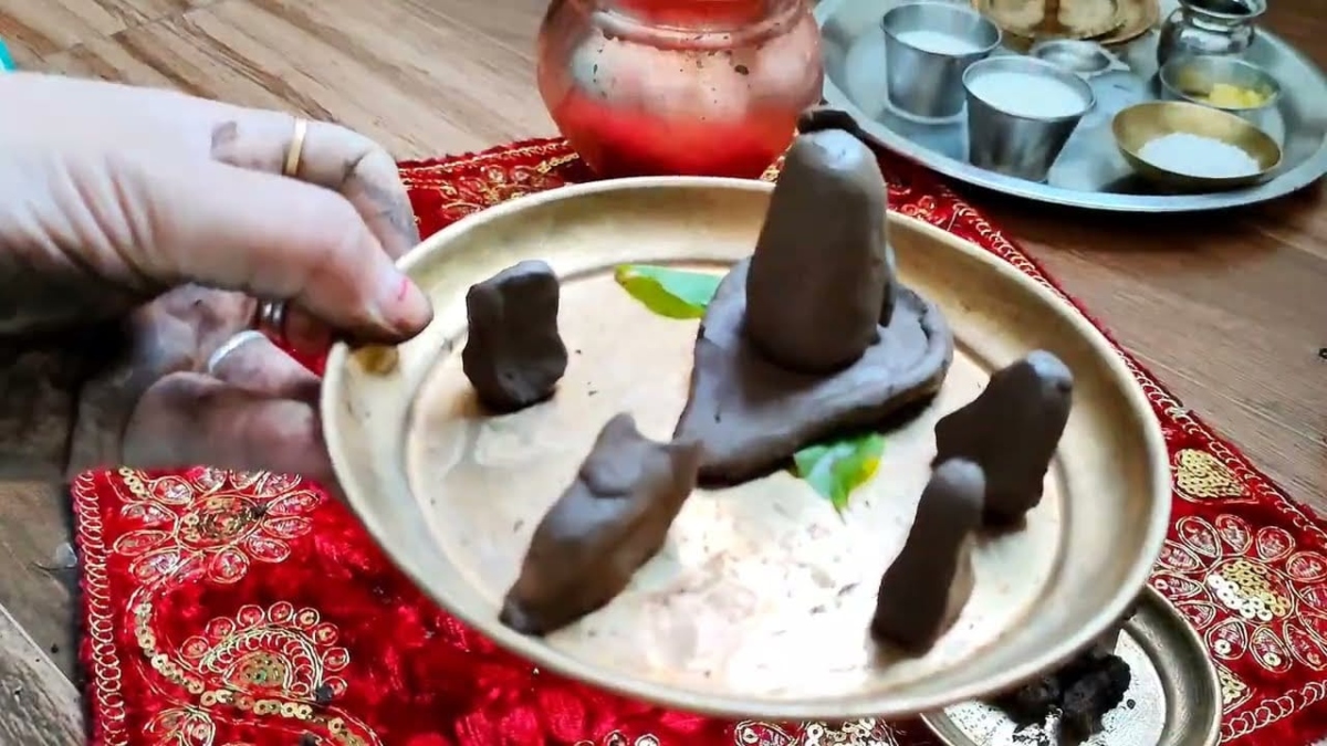 सावन में घर पर ही बनाएं पार्थिव शिवलिंग, गमले में विसर्जन की भी है आसान विधि
