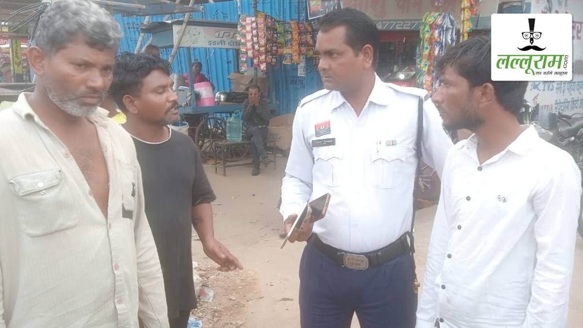 ड्यूटी के दौरान बहादुर आरक्षक ने दिखाई सतर्कता, बुजुर्ग का मोबाइल छीनकर भाग रहे चोर को दौड़ाकर दबोचा, पुलिस ने किया गिरफ्तार