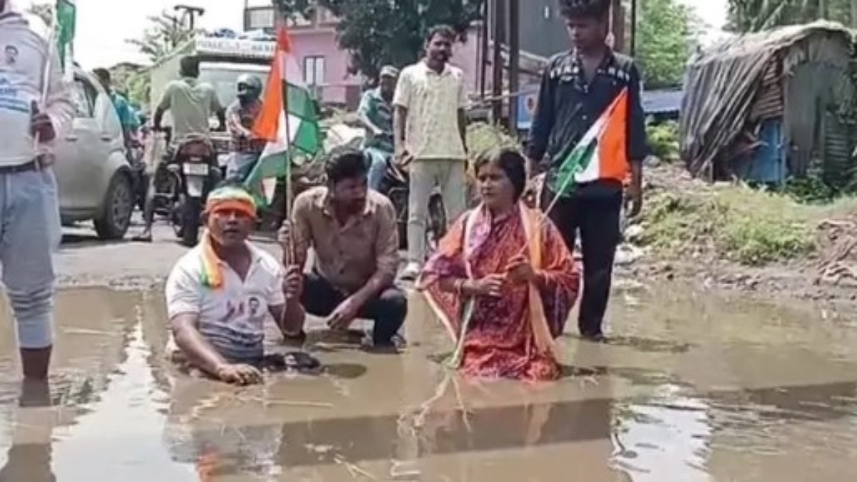 एनएच 55 की बदहाली पर कटक में कांग्रेस का अनोखा प्रदर्शन: गंदे पानी के गड्ढे में बैठकर ब्लॉक अध्यक्ष ने दर्ज कराया विरोध