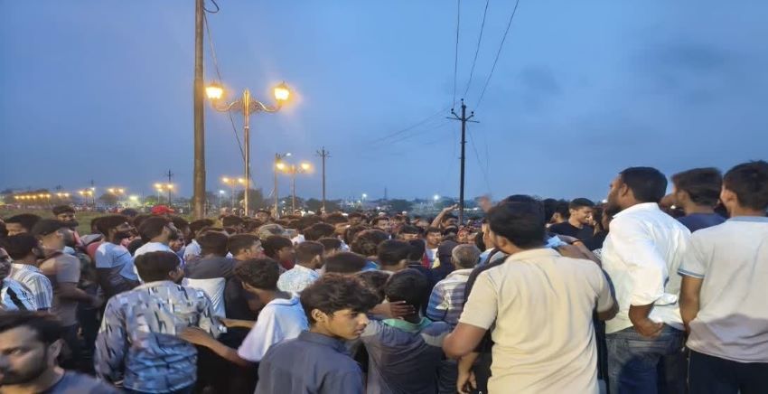 प्रयागराज में सड़क पर उतरे प्रतियोगी छात्र: बोले- ‘तारीखों का खेल बंद करो, पारदर्शी परीक्षा कैलेंडर जारी करो’
