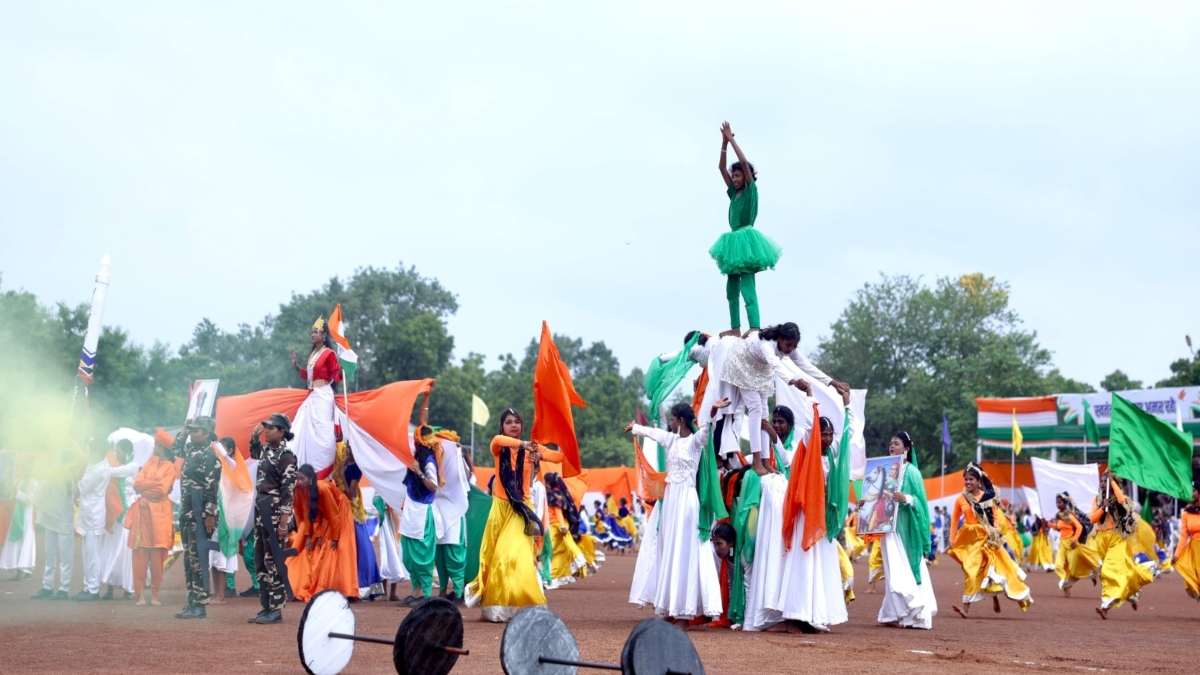 स्वतंत्रता दिवस समारोह: शालेय विद्यार्थियों की सांस्कृतिक प्रस्तुतियों ने बांधा समां