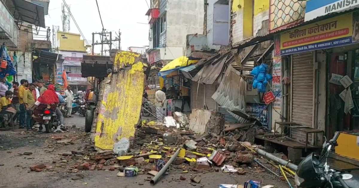 भाजपा नेता के जर्जर मकान का छज्जा-लेटबाथ गिरा, बाल-बाल बचा दुकानदार; CCTV में कैद हुआ हादसा
