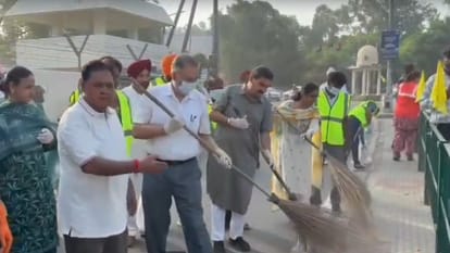 ‘मिशन क्लीन पंजाब’ का आगाज, मंत्री बलबीर सिंह ने खुद संभाली झाड़ू; 7 सितंबर तक चलेगा 10 दिवसीय सफाई अभियान