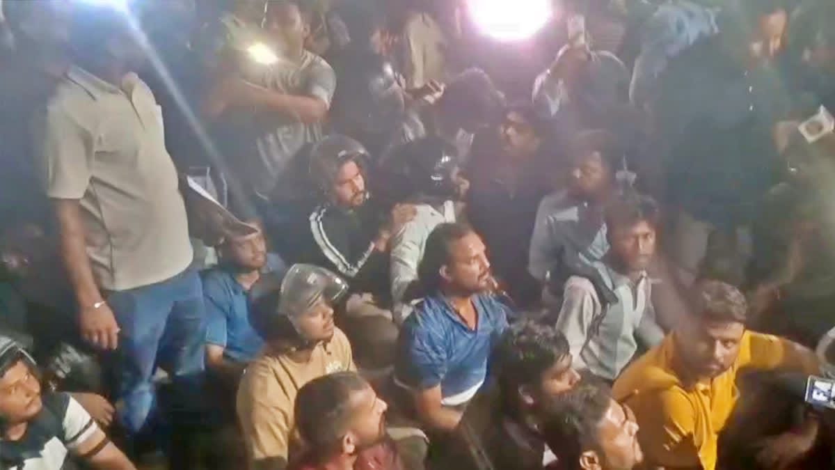 रांची में JPSC-JSSC रिफॉर्म्स मंच के पुतला दहन के दौरान बवाल, पुलिस से झड़प, 2 घायल