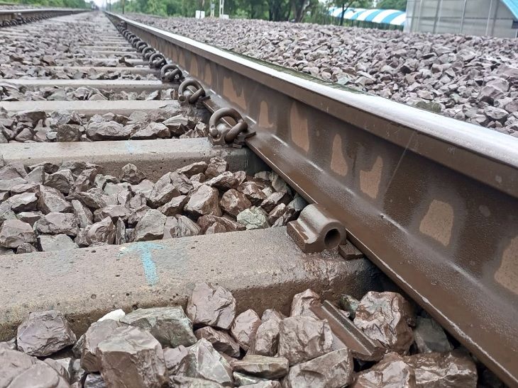रील बनाने का जुनून पड़ा भारी: रेलवे ट्रैक पर ट्रेन की चपेट में आई युवती, कटे दोनों हाथ