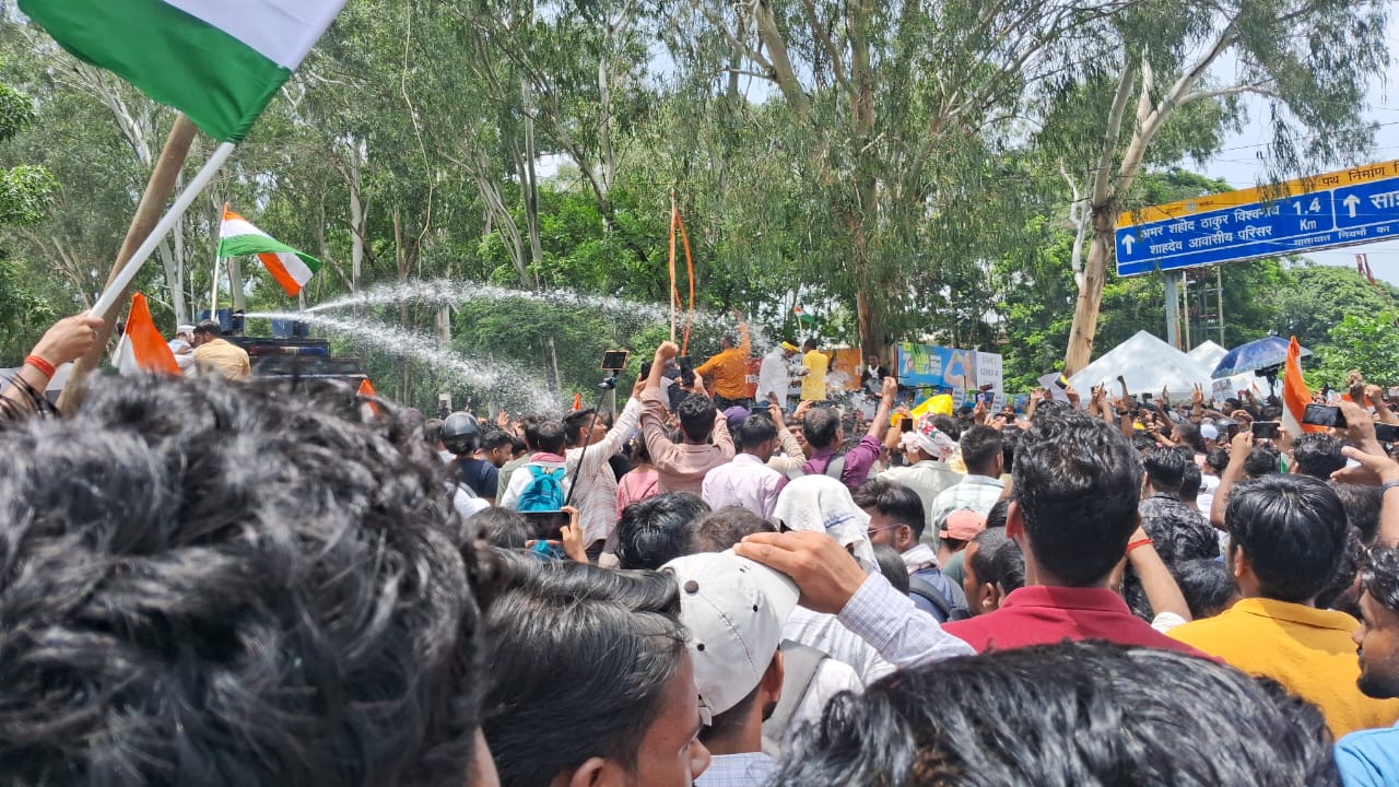 JPSC-JSSC आंदोलन LIVE: वाटर कैनन की बौछार के बीच छात्रों का अनोखा प्रदर्शन, रेन डांस करते आए नजर