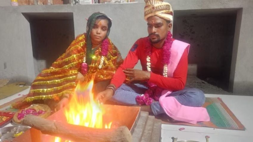 इश्क के आगे झुकी मजहब की दीवार! हरदोई की रजिया बनी तोताराम की दुल्हन; बरेली से सामने आईं शादी की तस्वीरें