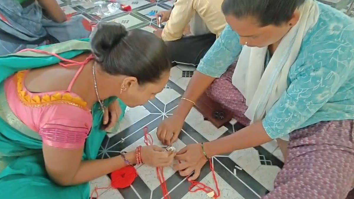 बदल गई तस्वीर, कभी बंदूक चलाने वाले नक्सली अब बना रहे राखी…