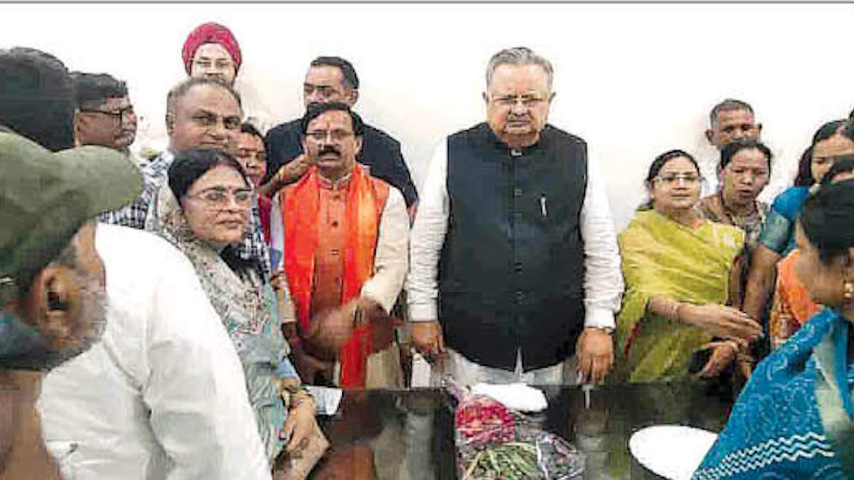 कोई गलती नहीं फिर क्यों भंग किया मंडल? डोंगरगढ़ के भाजपा पदाधिकारियों ने रमन सिंह से किया सवाल…