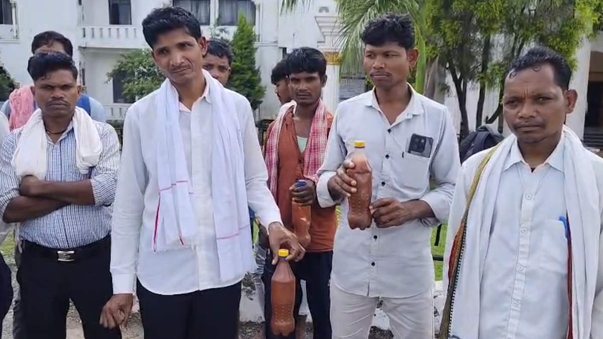 विकास के नाम पर… लाल पानी को बोतल में लेकर कलक्ट्रेट पहुंचे आयरन हिल के नीचे बसे बाशिंदे
