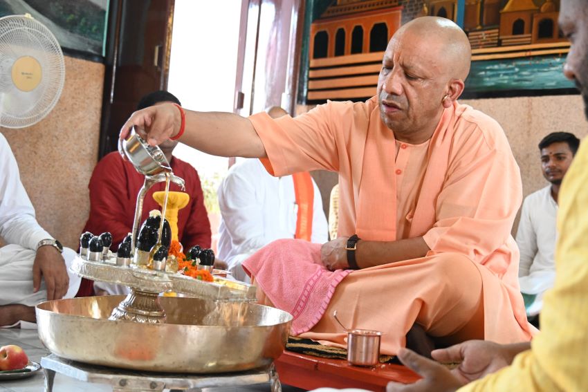 सावन के दूसरे सोमवार गोरखनाथ मंदिर में गूंजे वैदिक मंत्र, सीएम योगी ने किया रुद्राभिषेक