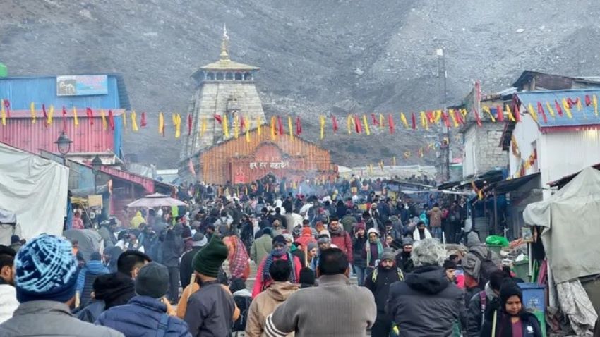 केदारनाथ में कुदरत का कहर: पैदल ट्रैक पर एक महिला श्रद्धालु की मौत; बारिश के चलते दो घंटे यात्रा बाधित