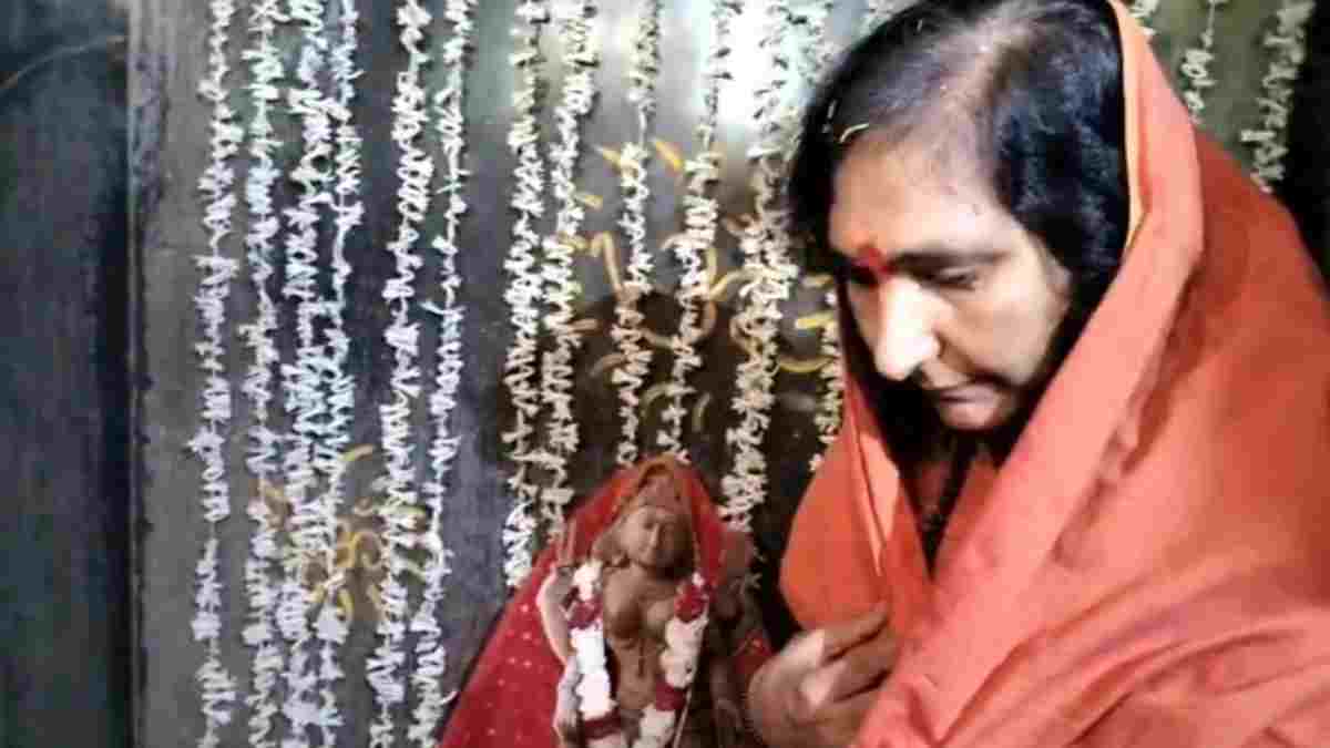 भोजशाला पहुंची साध्वी ऋतंभरा: मां वाग्देवी के किए दर्शन, बोलीं- मां अधीर होकर कह रही मुझे लंदन से धार आना ही होगा