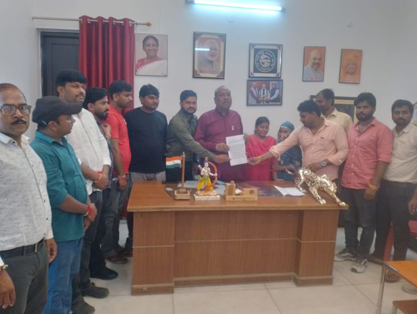 69000 शिक्षक भर्ती: न्याय की गुहार लेकर कैबिनेट मंत्री संजय निषाद के दर पर पहुंचे अभ्यर्थी, सौंपा ज्ञापन