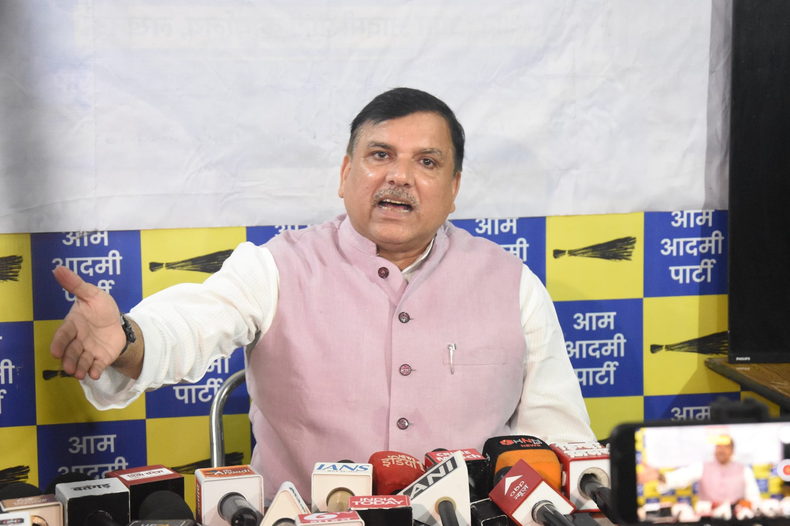 ऑपरेशन कायाकल्प पर गर्माई राजनीति: संजय सिंह का बड़ा आरोप, ‘तबेले जैसे हालात में चल रहे हैं प्रदेश के स्कूल!’