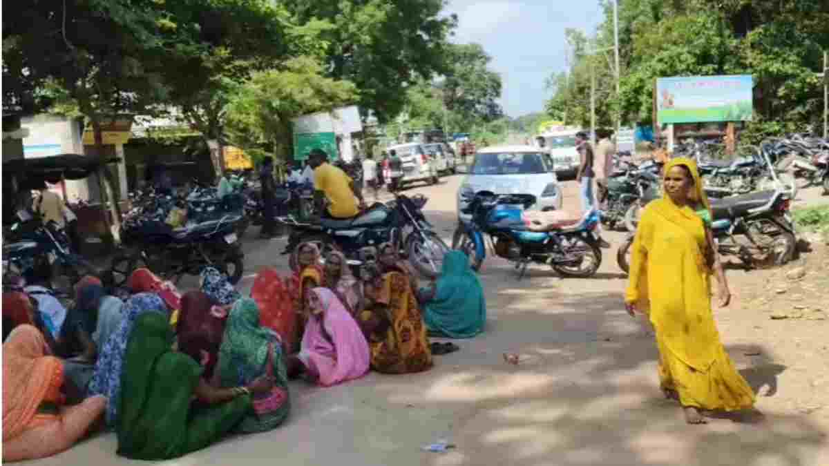 शौच के लिए निकली थी 14 साल की बच्ची, झाड़ियों में मिला अर्धनग्न शव, ग्रामीणों में आक्रोश