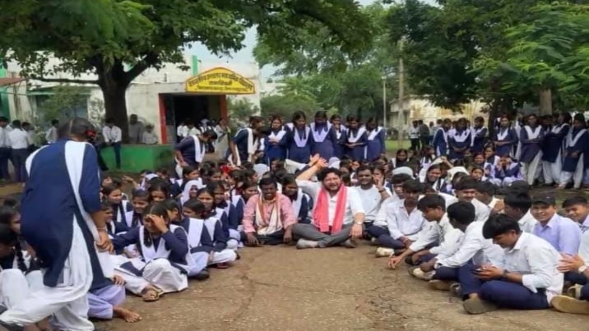 शिक्षक की कमी को लेकर छात्रों ने स्कूल में जड़ा ताला, परिजनों के साथ किया प्रदर्शन