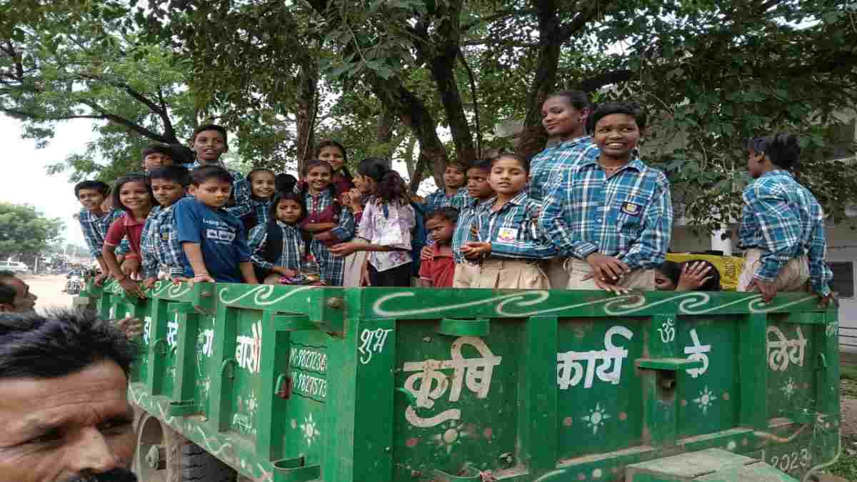 ट्रॉली में देश का भविष्य ! सांदीपनि विद्यालय के पास वाहन का अभाव, ट्रैक्टर में स्कूल पहुंचे बच्चे