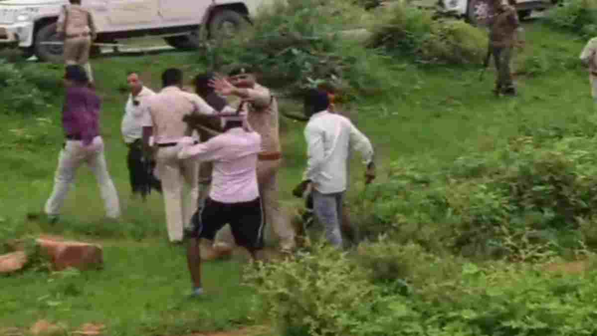 वन विभाग की टीम पर हमला: अतिक्रमण हटाने के दौरान ग्रामीणों ने बरसाए पत्थर, लाठी से पीटा, जान बचाकर भागे कर्मचारी