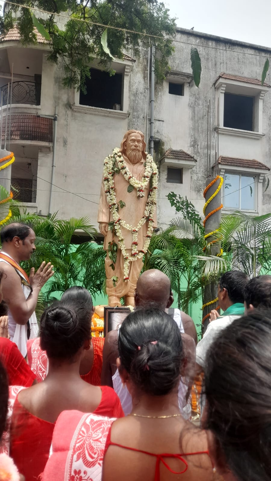 जमशेदपुर में दिशोम गुरु शिबू सोरेन की पहली प्रतिमा का अनावरण, आदिवासी रीति-रिवाज से दी गई श्रद्धांजलि
