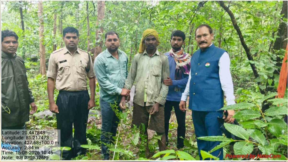 शिकार करने से पहले पकड़ाया शिकारी, जाल के साथ गुलेल, मिट्टी की गोलियां, टंगिया-गैंती किया बरामद…