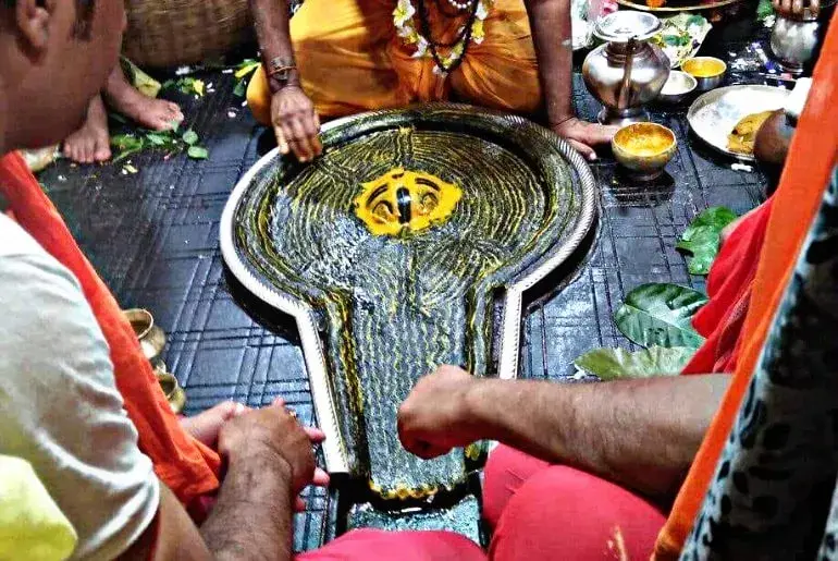 Baba Baidyanath Dham: आखिर क्या है ‘कच्चा जल पूजा’ की अनोखी परंपरा? जानिए इसकी धार्मिक मान्यता