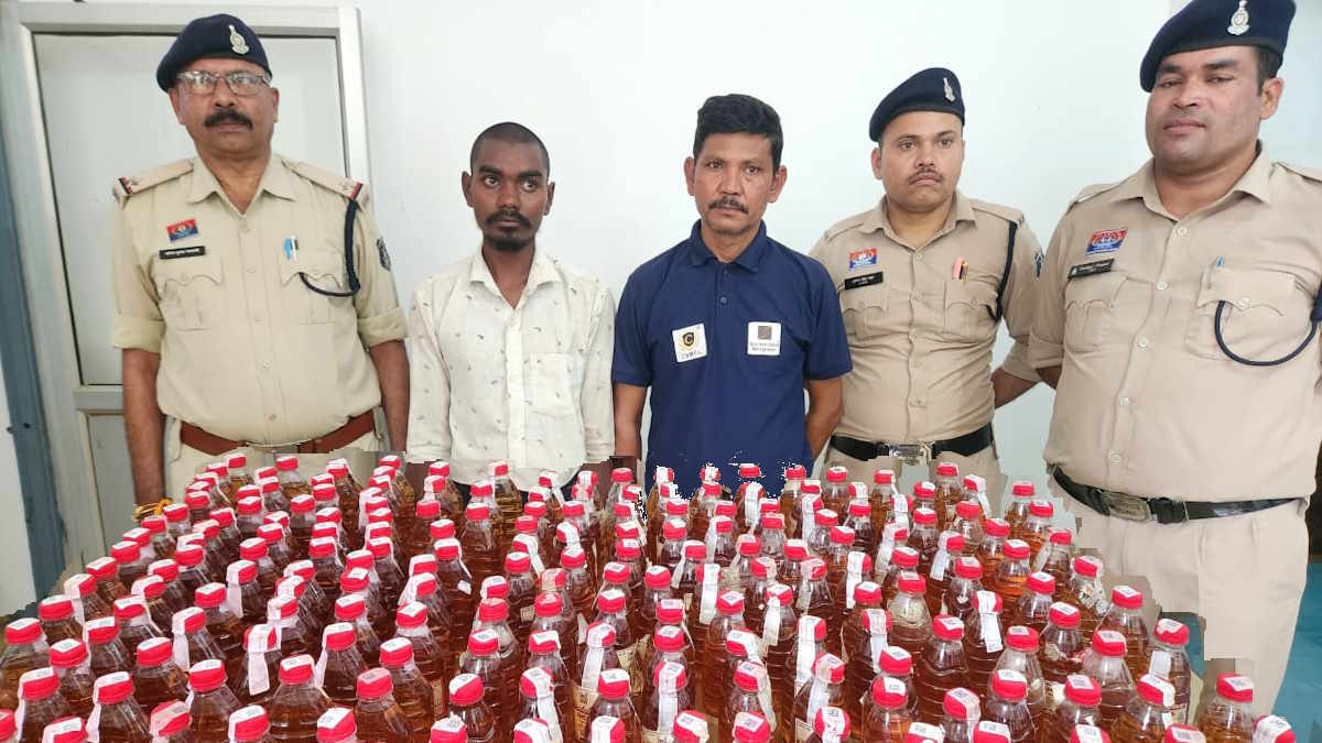 आरंग पुलिस ने 220 पाव अवैध शराब के साथ पकड़े 2 अंतरजिला तस्कर, बिना नंबर वाली स्कूटी की जब्त